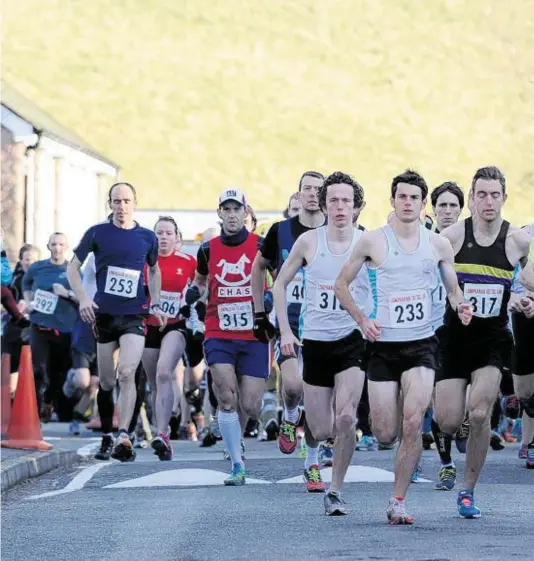  ?? Photograph­s: Kenny Elrick ?? LEADING ROLE: In-form Great Britain mountain running internatio­nal Robbie Simpson, number 233, leads the field on the way to victory in the Lumphanan Detox 10km race yesterday.