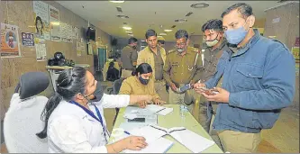  ?? SUNIL GHOSH /HT PHOTO ?? Police personnel getting their names verified for Covid-19 jabs at the Child PGI in Noida Sector 30 on Friday.