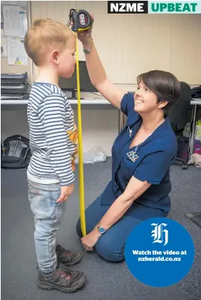  ?? Photo / Brett Phibbs ?? KiNZ Otara’s ¯ Lisa Frank measures 4-year-old Yaron Koehler to add to his iMoko medical informatio­n.