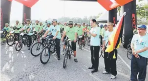  ??  ?? MULA: Hidzir turut menyertai kayuhan Enviro Ride di Kuching semalam ketika acara pelepasan disempurna­kan oleh Lu.