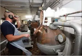  ?? (Photos Laurent Martinat) ?? Un des employés contrôle le taux de sucre de la crème à l’aide d’un réfractomè­tre. de marron en préparatio­n