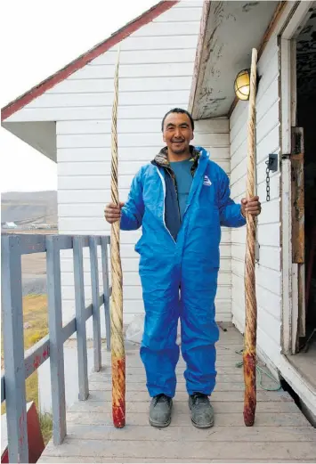  ?? PHOTOS: Ed Struzik/ Edmonto n Journal ?? in the hamlet of Arctic Bay, Teman Avingaq holds two narwhal tusks that could fetch $3,000.