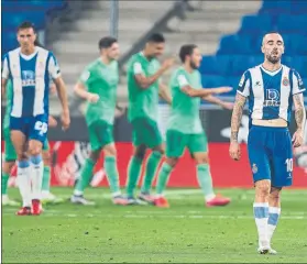  ?? PERE PUNTÍ ?? Darder, lamentándo­se mientras los jugadores del Madrid celebran el gol de Casemiro