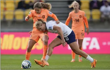  ?? JOHN COWPLAND — THE ASSOCIATED PRESS ?? Lindsey Horan of the U.S., right, and the Netherland­s’ Danielle Van de Donk battle for possession during the 1-1tie.