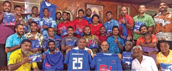  ?? Photo: Shratika Naidu ?? Tui Labasa Ratu Jone Qomate (front, third from left), with A Hussain & Co Pte Limited managing director Hazeem Hussein (front, fourth from left) and members of the Nasekula Rugby Club.