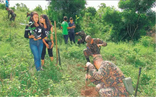  ??  ?? Miércoles 6 de junio de 2018 Estudiante­s y miembros del la Fuerza Armada durante la jornada de reforestac­ión del cerro Santa Lucía, en Santa Ana.