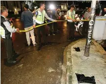  ?? HENDRA EKA/JAWA POS ?? TABRAK TIANG: Lokasi kecelakaan mobil yang ditumpangi Setnov di kawasan perumahan Permata Hijau, Simprug, Jakarta, tadi malam.