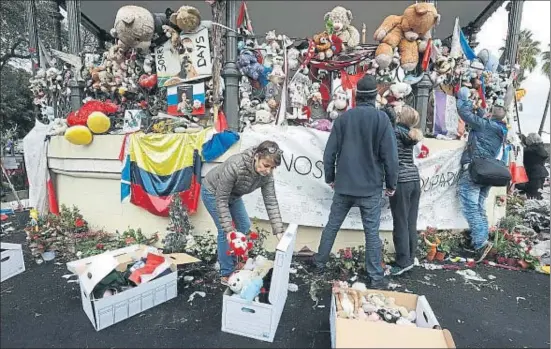  ?? ERIC GAILLARD / REUTERS ?? El memorial popular por las víctimas del atentado de Niza del pasado 14 de julio empezó a ser desmantela­do ayer