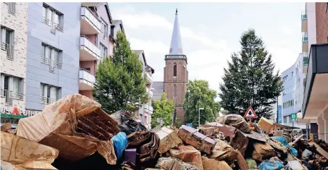  ?? FOTO: UWE MISERIUS ?? Hilfe nach dem Hochwasser wird auch in Leverkusen-Opladen dringend benötigt – hier ein Bild wenige Tage nach der Katastroph­e.