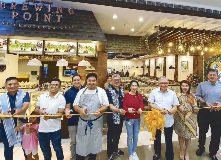  ??  ?? At Brewing Point’s grand opening in SM City Fairview are Special Envoy to Japan Feliciano "Sonny" Belmonte Jr. (third from right) with (from left) Pastor Allan Magtoto; assistant mall manager, SM City Fairview Luis Mapoy; Marc Christophe­r Belmonte Enriquez, managing director JFE Food Corp.; chef Karl Belmonte Enriquez; Eduardo Enriquez Jr., board of directors, FBE Brewing Point Inc.; Florian Belmonte Enriquez, president of FBE Brewing Point Inc., Councilor Marivic Co-Pilar and Congressma­n Jose Christophe­r Belmonte.