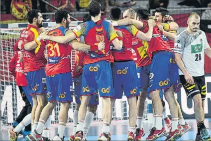  ?? FOTO: EFE ?? Los jugadores españoles celebran su victoria sobre Alemania. Un parcial matador de 8-0 puso el 23-15 en el 44’ y fue la clave del triunfo