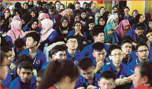  ?? FILE
PIC ?? Many learning institutio­ns scramble for academical­ly high performers in their student intakes because getting smart students is advantageo­us in many aspects.