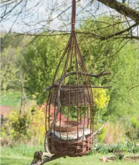  ??  ?? Grâce à l’imaginatio­n de Cédric, le végétal a souvent droit à une seconde vie. Ainsi cette mangeoire pour oiseaux en osier est-elle décorée de lierre mort glané dans un fossé après le passage des services espaces verts de la commune. Quant au mobile fait d’anciens couverts en aluminium, dont « le son est plus harmonieux que celui de l’acier », il est suspendu à de vieilles branches de saule tortueux.