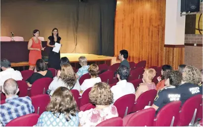  ??  ?? Montse Villaverde talks to young people at a planning meeting