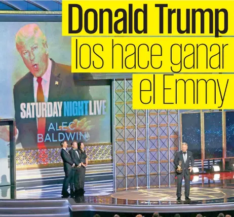  ??  ?? “Señor presidente, aquí está su Emmy”, expresó Alec Baldwin al recibir el premio como Mejor actor. Su parodia de Trump fue criticada por el mandatario.