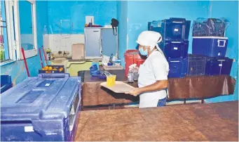  ?? ?? Una nutricioni­sta prepara ensalada de frutas en la escuela Nuestra Señora de la Asunción.