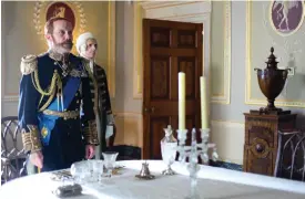  ?? FOTO: RAW TV LTD ?? ■ Den principfas­te kung George V, här i en dramatiser­ad scen i serien Kungahuset Windsor. Serien handlar om skandaler och tragedier i huset Windsor.