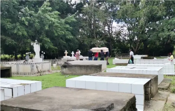  ?? ColosAl inFormA ?? El funeral se realizó el martes en el cementerio de Ciudad Cortés. Familiares identifica­ron el cuerpo por la ropa y un collar.