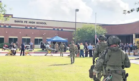  ??  ?? ► Efectivos policiales a su arribo ayer a la Santa Fe High School, a las afueras de Houston.