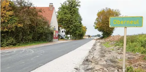  ?? Foto: Erich Echter ?? Das war einmal die B 300: Sie ist nun als Gemeindeve­rbindungss­traße hergestell­t und führt von der Ausfahrt Gallenbach zum Gewerbegeb­iet Acht 300 an Oberneul vorbei. In Kürze wird diese Trasse eröffnet.