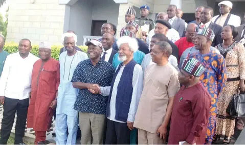  ??  ?? Benue State governor, Samuel Ortom (fourth left) with Nobel Laureate, Prof. Wole Soyinka (third right), when the latter visited the Government House, Makurdi…yesterday.