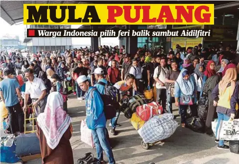  ??  ?? WARGA Indonesia mula membanjiri terminal feri di Kompleks Datuk Shaari Jihin, Pelabuhan Klang untuk pulang bagi menyambut Aidilfitri di negara mereka ketika tinjauan, semalam.