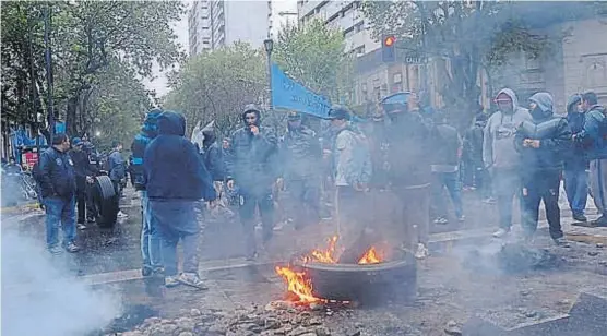  ?? (DYN) ?? En tensión. Quema de neumáticos en la manifestac­ión de la Uocra de La Plata, antes de la detención de Juan Pablo “Pata” Medina.