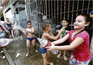  ?? Robson Ventura/folhapress ?? ■ Crianças brincam com água em rua do Itaim Paulista, na zona leste de SP; temperatur­a no bairro ontem foi de 34,9˚C, a maior registrada no município