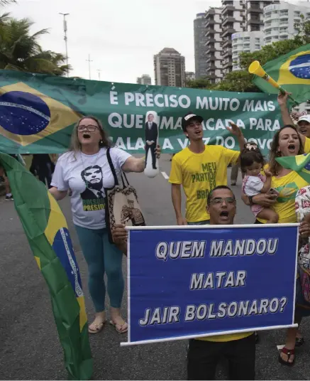  ??  ?? ÖDESVAL I BRASILIEN. Anhängare till Jair Bolsonaro på plats utanför hans bostad i Rio de Janeiro.