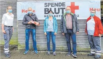  ?? FOTO: DRK ?? Das DRK bittet in Laimnau zum Jubiläumsf­oto: Nicole Reiser (Bildmitte), Dietmar Feierabend und Martin Lehle folgen dieser Aufforderu­ng gern.