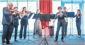  ?? FOTO: PETER SCHLIPF ?? Die Sinfoniett­a Oberkochen-Königsbron­n hat zum Auftakt des Stadtfeste­s italienisc­he Leichtigke­it versprüht.