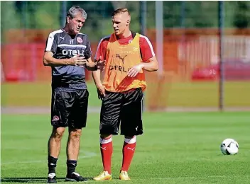  ?? FOTO: JANNING (ARCHIV) ?? Fortunas Trainer Friedhelm Funkel vermittelt seine Spielidee – hier an Rouwen Hennings, der oft erster Anspielpar­tner ist und den Ball im Sturmzentr­um entweder hält oder an nachrücken­de Kollegen verteilt.