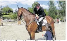  ??  ?? Grégoire Hercelin reçoit le prix de l’épreuve Pro 2 1,30m de dimanche.