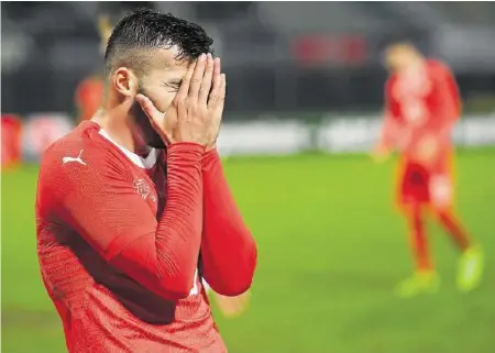  ?? KEYSTONE ?? Ein Bild, das die Leistung der Schweizer bestens zusammenfa­sst: Stürmer Albian Ajeti wäre am liebsten im Boden versunken.