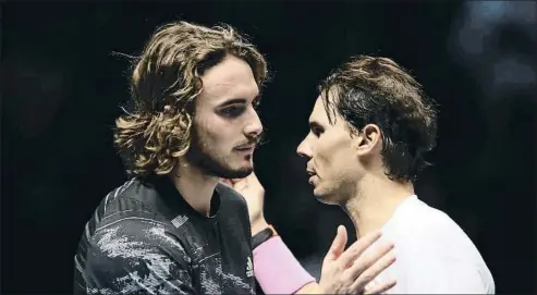  ?? LINNEA RHEBORG / GETTY ?? Stefanos Tsitsipas y Rafael Nadal se saludan en el O2 Arena de Londres, anoche