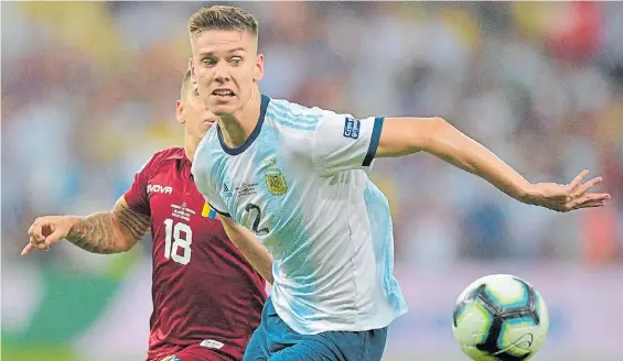  ?? JUANO TESONE ?? Foyth. Sobre la raya, aprobó el duro examen ante los venezolano­s. Scaloni repetiría la formación en la semifinal de Belo Horizonte.