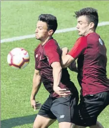  ?? FOTO: MIREYA LÓPEZ ?? Toto Berizzo se unió a sus jugadores en los sprints que realizaron durante el entrenamie­nto de ayer por la tarde en Lezama. En la sesión matinal, el técnico argentino hizo hincapié en el trabajo de los defensas del conjunto rojiblanco