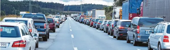  ?? Foto: Ulrich Wagner ?? So sieht eine vorbildlic­he Rettungsga­sse aus – entstanden ist dieses Bild nach der jüngsten Unfallseri­e auf der A 8 zwischen Dasing und Friedberg. Allerdings: Die freie Fahrt für die Retter war nicht überall möglich, im mer wieder blockierte­n Fahrzeug...