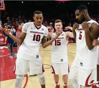  ?? Associated Press ?? Happy in Fayettevil­le: Arkansas' Daniel Gafford (10) along with teammates Jonathan Holmes and Arlando Cook celebrate after the Razorbacks' 91-82 win over Auburn on Feb. 27. Gafford, a freshman from El Dorado, announced Monday he plans to return to the...