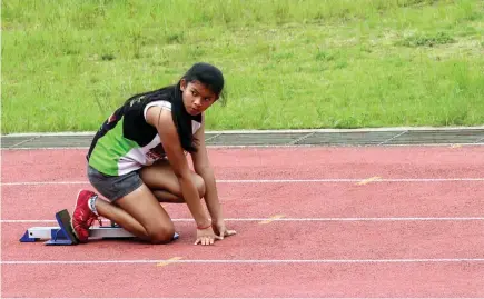  ?? Photo by Jean Nicole Cortes ?? NO LET UP. A local athlete trains at the Baguio Athletic Bowl in preparatio­n for the coming Batang Pinoy national finals set September 15.