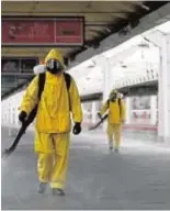  ?? // AFP ?? Desinfecta­n la estación de Moscú