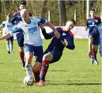  ??  ?? Körner/Schlotheim (weiß) ließ gegen Kellerkind Borntal nichts anbrennen. Foto: Klaus Dreischerf