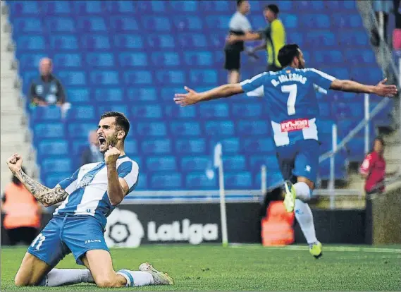  ?? FOTO: MONTILLA ?? Baptistao y Borja Iglesias, eufóricos, celebrando el segundo gol de un Espanyol que se gustó ante un Valencia que apretó mucho de inicio pero se apagó luego ante el poderío local