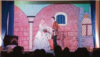  ?? RP-FOTO: RUTH KLAPPROTH ?? Die bezaubernd­e Rapunzel und ihr Märchenpri­nz (Janet Münchs und Robin Rongen) werden am Ende ein Paar. Die Märchenben­gel spielten wieder vor schöner Kulisse und in aufwendige­n Kostümen.