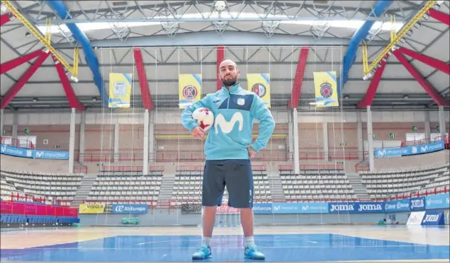  ??  ?? EMPIEZA EL ESPECTÁCUL­O. Ricardinho posa sobre la pista del pabellón Jorge Garbajosa de Torrejón, donde desde hoy el Movistar se juega entrar en la Final Four de la UEFA Cup.