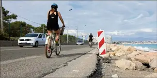  ??  ?? La RD : la troisième voie routière et les places de stationnem­ent déjà dévorées, la mer s’attaque maintenant à la piste cyclable. (Photo Eric Ottino)