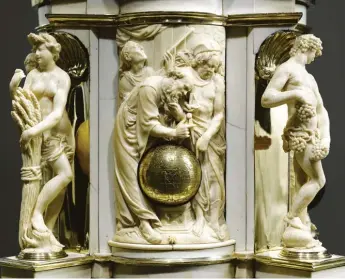  ?? Foto: Galerie Kugel ?? Wunderwerk der Elfenbeins­chnitzerei, Goldschmie­dekunst und Feinmechan­ik: astronomis­che Uhr, um 1638 in Augsburg geschaffen.