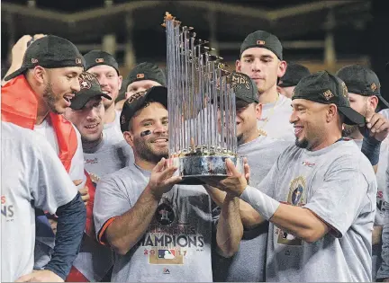  ?? GARY A. VÁSQUEZ / REUTERS ?? Alegría. El segunda base de los Astros, el venezolano José Carlos Altuve (centro), levanta el trofeo que los acredita como los campeones de la Serie Mundial de las Grandes Ligas.