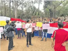  ??  ?? Los ocupantes de la casa en Ciudad del Este que habría pertenecid­o al Gral. Alfredo Stroessner se manifestar­on ayer.