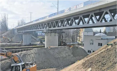  ?? FOTO: BEE ?? Geländer, Lärmschutz­wände, Oberleitun­gen samt Masten und natürlich die Schienen im Gleisbett sind montiert: Die neue Bahnbrücke über die Obere Argen ist so gut wie fertiggest­ellt.